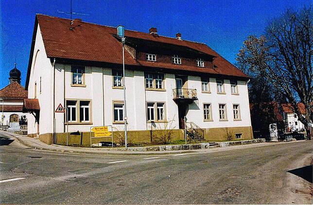 Im ehemaligen Schulhaus, das 1837 als Schul- und Rathaus für 6000 Gulden erbaut wurde, war ab 1975 das Grundbuchamt untergebracht. Für ...