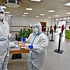 Steven Reinert (links) und Petra Wölfle vom DRK Blumberg nahmen beim Start des kommunalen Testzentrums in Blumberg am 19. März in ...