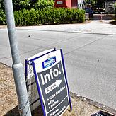 Das Hinweisschild an der Einfahrt zum Wohnmobilstellplatz weist Gästen den Weg. Doch seit einigen Tagen stehen Gäste am Kiosk vor ...