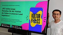 Xhavit Hyseni vom Veranstalter Kokon Entertainment zeigt die digitale Plattform des Kulturpasses auf großem Bildschirm. Aus seiner Sicht ...