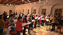 Da die Anzahl der Sängerinnen und Sänger für die Aufführung von Carmina Burana so stark zugenommen hat, probt der Kreutzer-Chor unter ...