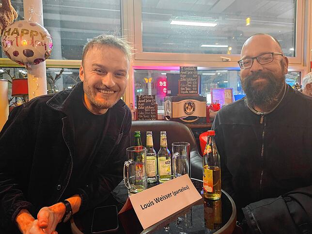 Der parteilose Bundestagskandidat Louis Weißer (links) unterhält sich mit Sascha Fleig über Bildungsgutscheine und erneuerbare Energien.