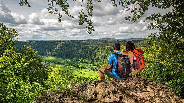 Unsere Mitarbeiter Jens Kluzik und Rina Sefa genießen die Aussicht von oben aufs Donautal.