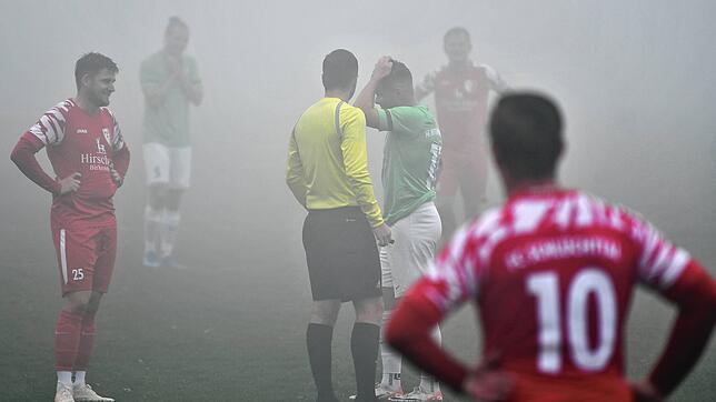 Derby versinkt im Nebel: Nach 13 Minuten war das Derby am Hasenwald in Riedern zwischen dem FC Schlüchttal und der SG ...