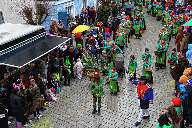Umzug am Fasnetsmändig in Meßkirch: Die Durbestecher aus Sauldorf.
