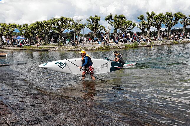 Bild 36: Auf zum SUP-Rennen! Bei der Bodenseewoche 2024 messen sich die Paddler im Wettstreit