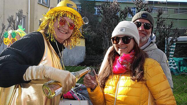 Trotz Feuerwehreinsatz-Pause gaben sich die Narren gaben sich optimistisch und feierten munter weiter. Sie gaben hie und da auch einen ...