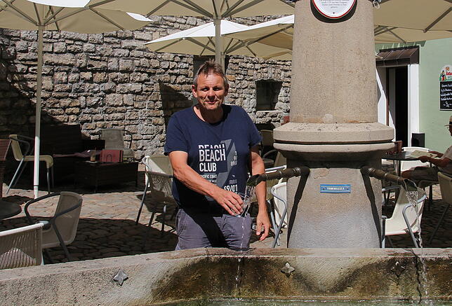 Bruno Dörflinger, stellvertretender Leiter des Baubetriebshofs der Stadt Waldshut-Tiengen, füllt sich ein Glas mit Trinkwasser am ...
