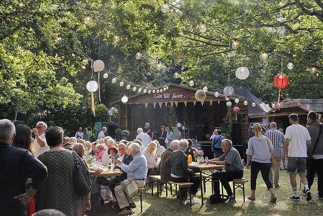 2019: Das erste Weinfest in Singen feiert eine gelungene Premiere: Schon zur offiziellen Eröffnung des dreitägigen Festes füllen sich ...