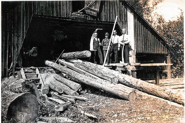 August Schellinger (Zweiter von rechts) vor der Unteren Mühle. Zwischen 1939 und 1945.