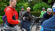 OB-Kandidat Simon Gröger (links) im Gespräch mit Teilnehmern der Radtour durch die Stadt. Rund 30 Personen nahmen an der Veranstaltung teil.