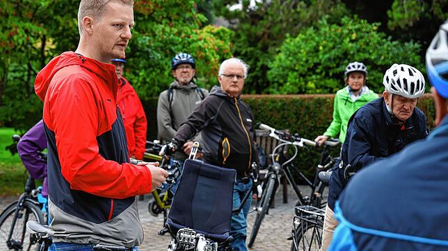 OB-Kandidat Simon Gröger (links) im Gespräch mit Teilnehmern der Radtour durch die Stadt. Rund 30 Personen nahmen an der Veranstaltung teil.