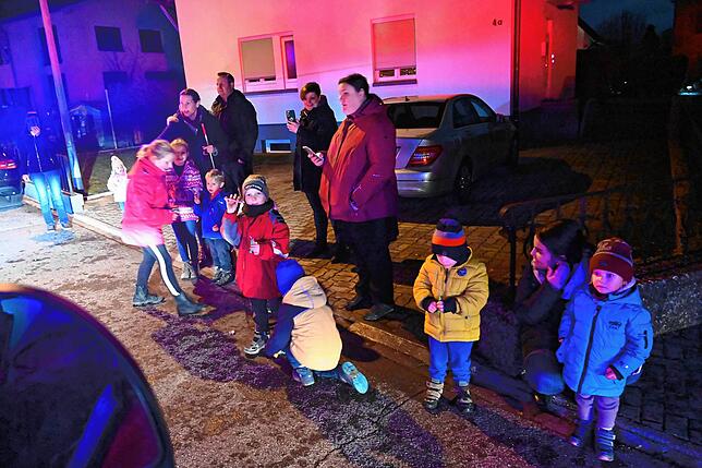 An den Straßenrändern warteten auch zahlreiche Kinder.