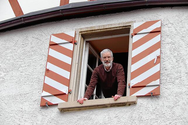 Holger Schappeler schaut es dem Fenster seines Eigenheims, einem ehemaligen Wehrturm an der alten Stadtmauer.