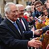 König Charles III. schüttelt die Hände seiner Fans in Berlin &ndash; eine nach der anderen.
