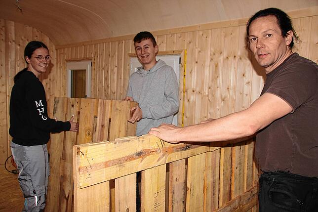 In der Umbauphase bauen Annika Utz, Ben Schneider und Bauhofleiter Peter Braun-Droxner (von links) die Theke für den Bauwagen.