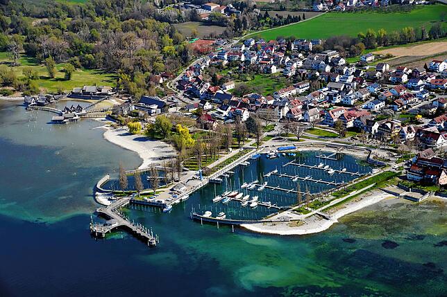 Hier geht der Blick auf das Pfahlbaumuseum und den Hafen von Unteruhldingen.