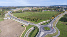 Luftbilder der neuen Südumfahrung Kehlen: Auf einer 208 Meter langen Brücke führt sie vom Kreisel der Bundesstraße 30 über die Schussen ...