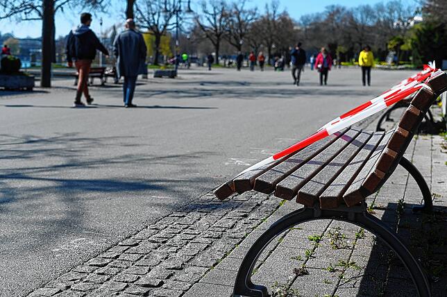 Verweilen ist unerwünscht: Die Mehrheit hält sich daran und bleibt, schlendernd oder flotter, in Bewegung.