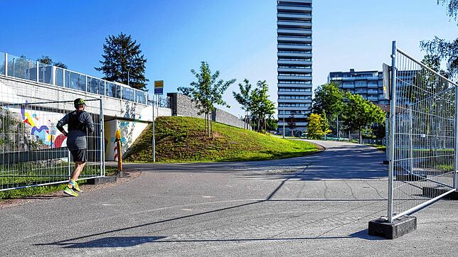 Kann er einen &bdquo;triftigen Grund&ldquo; nachweisen? Ein Jogger passiert am 16. Mai die wieder geöffnete Grenze zwischen Riehen bei ...