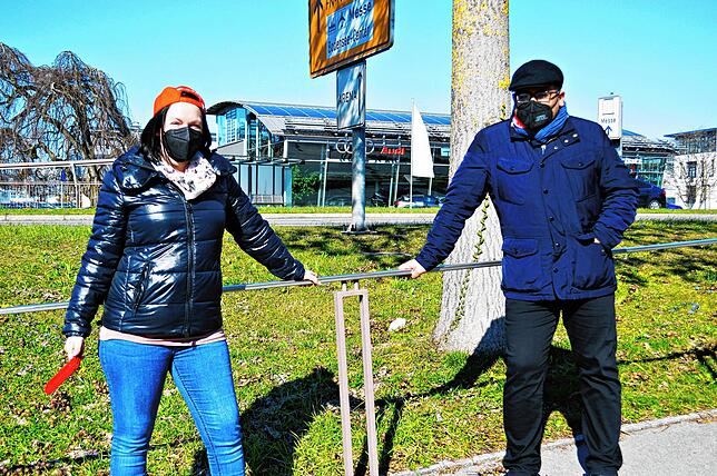 Sabine Kalin und Kamil Cura (Mitarbeiter bei ZF) wollen Zukunft, Beschäftigung und Entgelt sichern.