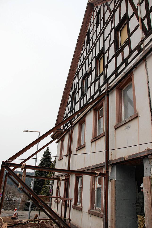 Von außen und auch von innen wird das Gebäude derzeit gestützt, wie hier im Außenbereich zu sehen ist.