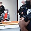 14.11.2022, Baden-Württemberg, Stuttgart: Der angeklagte mutmaßliche &bdquo;Reichsbürger&ldquo; (3.v.l) spricht vor dem Beginn seines ...