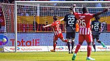 Berlins Kevin Behrens (l) jubelt nach Beckers Treffer zum 2:0.