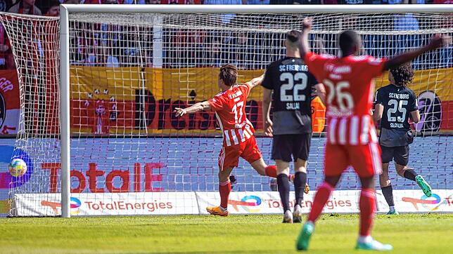 Berlins Kevin Behrens (l) jubelt nach Beckers Treffer zum 2:0.