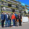 Sie freuen sich über den Fortschritt beim Bau des Hospizes in Tiengen (von links): Oberbürgermeister Martin Grüner, Dietmar Wieland ...