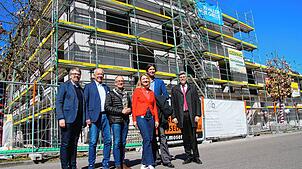 Sie freuen sich über den Fortschritt beim Bau des Hospizes in Tiengen (von links): Oberbürgermeister Martin Grüner, Dietmar Wieland ...