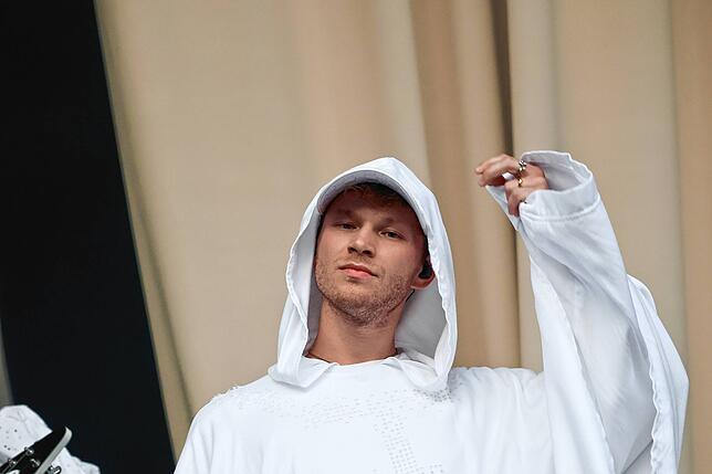 Bild 18: Hier spielt die Musik! Fans tanzen vor den Bühnen beim Campus-Festival 2025