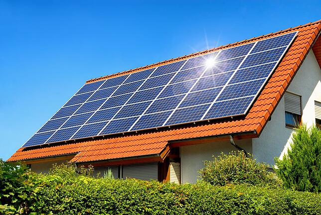 Damit die Energiewende auch für kleiner Stromerzeuger attraktiv bleibt: Die Blockchain hilft privaten Erzeugern beim Verkauf von Strom ...