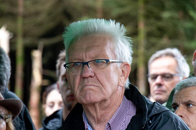 Ministerpräsident Winfried Kretschmann (Grüne) zeigte sich bei seinem Besuch in Ühlingen-Birkendorf betroffen über die Borkenkäferplage. ...