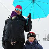 Ein Spaziergang im Schnee ist gesund, sagt Anni Schmied aus Radolfzell, die zusammen mit ihren Töchtern Elfi (rechts ) und Evi am Hang ...