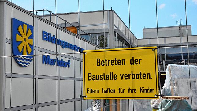 Schüler und Kollegium müssen sich weiter in Geduld üben: Der Baustellenbetrieb am Bildungszentrum in Markdorf wird sich etliche Monate ...