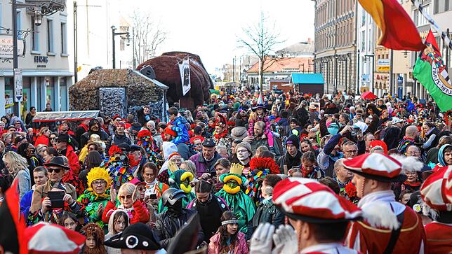 Bild 25: Jetzt geht&lsquo;s um die Wurst! Bilder vom Kaiserbrunnen am Rosenmontag