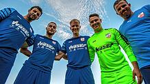 Oben bleiben: Die Blicke sind nur fürs Foto nach unten gerichtet. Der VfB Waldshut will mit seinen neuen Spielern (von links) ...