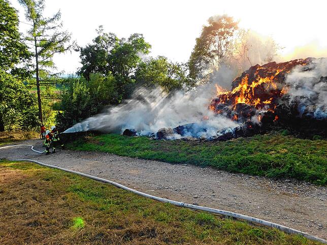 Die Feuerwehr war im gesamten Einsatz mit 70 Kräften gefordert, um das Feuer in Schach zu halten und zu löschen.