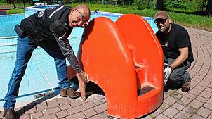 Fördervereinsvorsitzender Rainer Schwinkendorf (links) und Oliver Rombach bei der Arbeit. Bild: Cornelia Liebwein