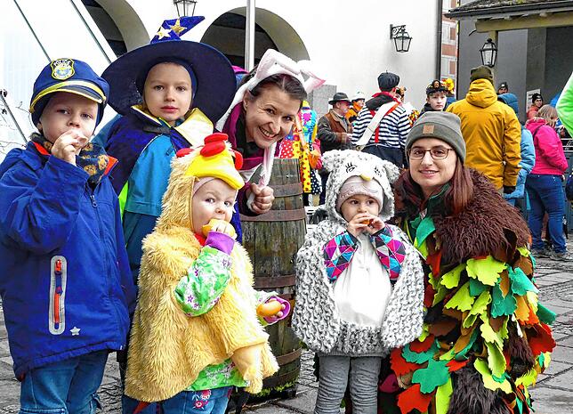 Als Belohnung für die Teilnahme an der Kinderstschättermusik gibt es für den Narrensamen Wurst und Wecken.