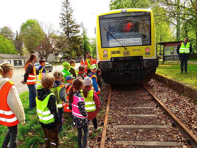 Der Triebwagen ist eingefahren. Jetzt wird alles genau unter die Lupe genommen. Merke: Das Eisenbahnerlebnis fängt draußen an. Und das ...