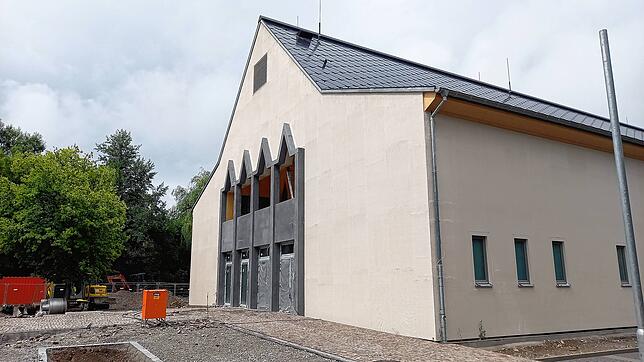 Die neue Scheffelhalle ist bis auf kleinere Arbeiten und die Außenanlage fertig. Über dem Eingang gibt es jetzt eine Loggia.