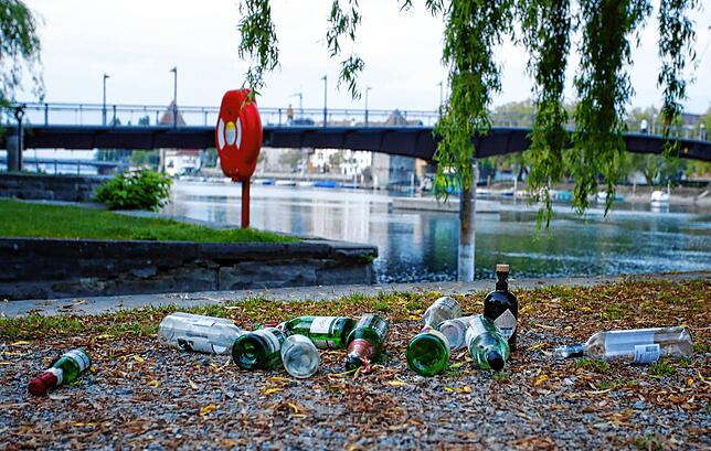 Bild 4: Der Morgen danach: Müll, Müll und nochmals Müll am Konstanzer Ufer