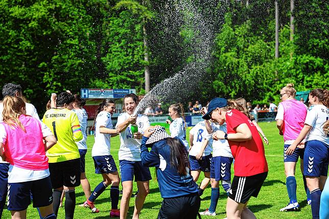 Eine klebrige Abkühlung gefällig? Die Spielerinnen des SC Konstanz-Wollmatingen lassen Sekt regnen