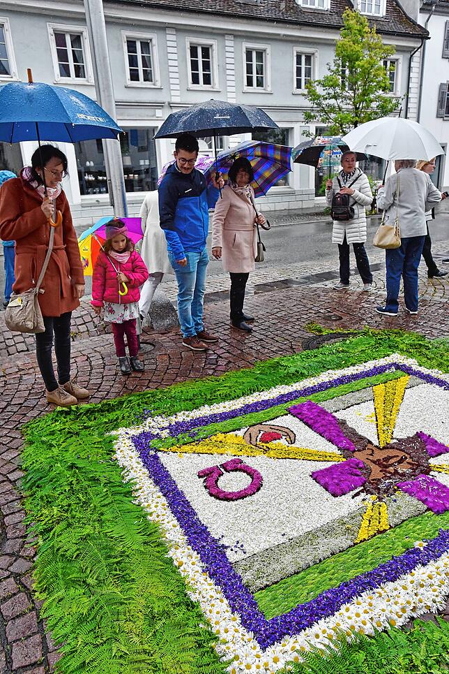 Bild 3: Hüfinger feiern ihr Fronleichnamsfest auch mit stark verkürzten Blumenteppichen