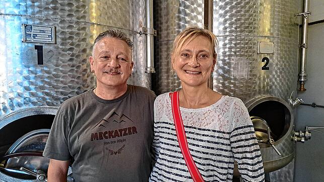 Heidi und Markus Riether aus Friedrichshafen erkunden den Tankraum der Mosterei.