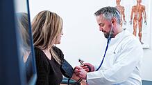 Ein Arzt untersucht in seiner Praxis eine Patientin. Die Ergebnisse sollen in Zukunft in der elektronischen Patientenakte verfügbar sein.