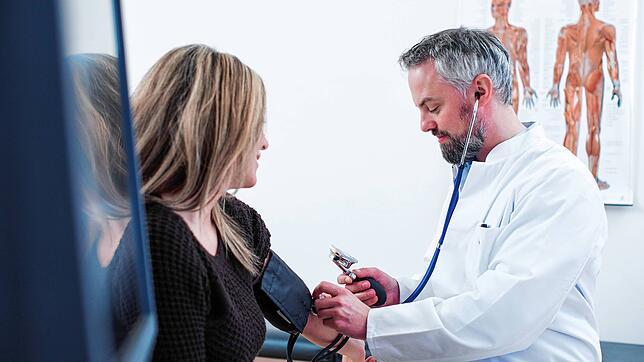 Ein Arzt untersucht in seiner Praxis eine Patientin. Die Ergebnisse sollen in Zukunft in der elektronischen Patientenakte verfügbar sein.