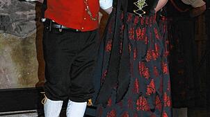 Karin Baumgartner, hier mit Bernd Vogelbacher, tanzt auch selbst in der Erwachsenengruppe mit. Foto: Cornelia Liebwein